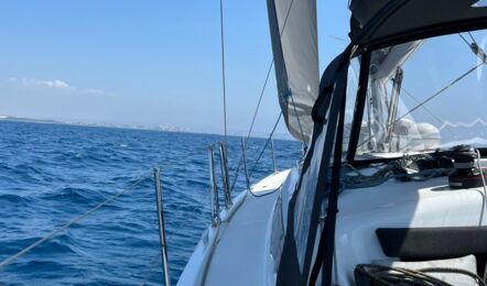 Blick über das Seitendeck der Segelyacht Sun Odyssey 410 „Naoussa“ während der Fahrt vor Mallorca – Yachtcharter Mallorca