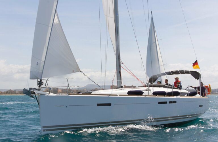 Bug Backbord Aussenaufnahme der Sun Odyssey 439 "Jason" in Pula in Kroatien