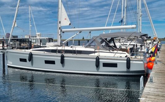 Backbord Aussenaufnahme der Bavaria C42 „Zazu“ in Heiligenhafen