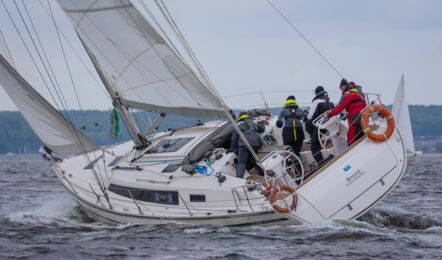 Heck Backbord Aussenaufnahme der Bavaria cruiser 41 Sport "Shag" in Flensburg