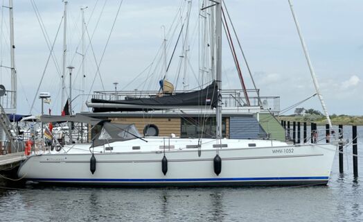 Steuerbord Aussenaufnahme der Beneteau Cyc 43.3 „Fame“ in Heiligenhafen