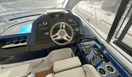 Steuerstand Innenaufnahme der Beneteau GT 45 Pandora in Can Pastilla auf Mallorca