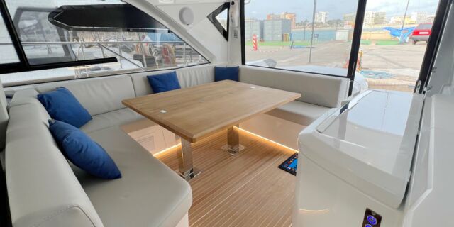 Plicht Salon Innenaufnahme der Beneteau GT 45 Pandora in Can Pastilla auf Mallorca