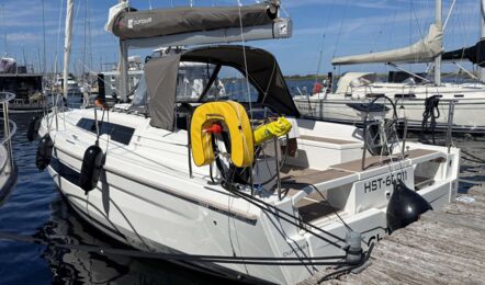 Heckansicht auf der Backbordseite der Segelyacht Dufour 37 „Chiquitita“ mit Sprayhood am Steg in Heiligenhafen – Yachtcharter Ostsee
