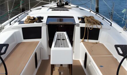 Blick über das Teakcockpit der Dufour 37 „Chiquitita“ mit Schotwinschen Richtung Bug – Yachtcharter Ostsee