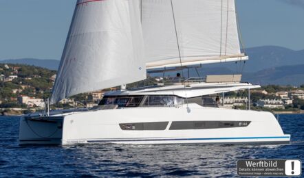 Ein Fountaine Pajot FP 44 Katamaran unter Segeln vor der Küste, Seitenansicht (Werftbild) – Yachtcharter Mallorca