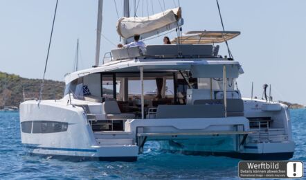 Ein FP 44 Katamaran vor Anker, Heck mit Cockpit, Flybridge und abgesenkter Badeplattform (Werftbild) – Yachtcharter Mallorca