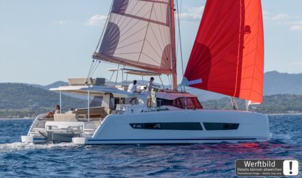 Ein FP 44 Katamaran segelt mit rotem Gennaker vor bergiger Küste, Crew an Deck (Werftbild) – Yachtcharter Mallorca