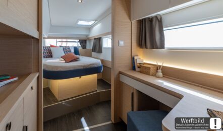 Doppelkabine eines FP 44 Katamarans mit Insel-Doppelbett, Schreibtisch und Rumpffenstern (Werftbild) – Yachtcharter Mallorca