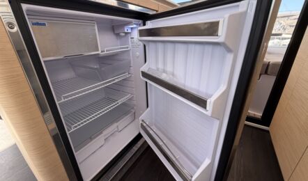 Großer Kühlschrank mit kleinem Gefrierfach in der Pantry der Segelyacht FP44 „Hi iaka“ – Yachtcharter Mallorca