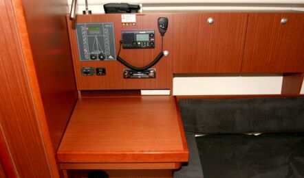 Kartentisch mit Bedienpanel der Hanse 315 Njoy in Greifswald
