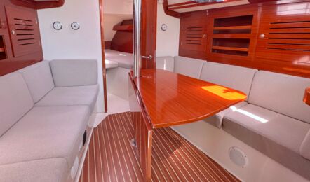Salontisch Innenaufnahme der Hanse 315 "Mizar" in Barth