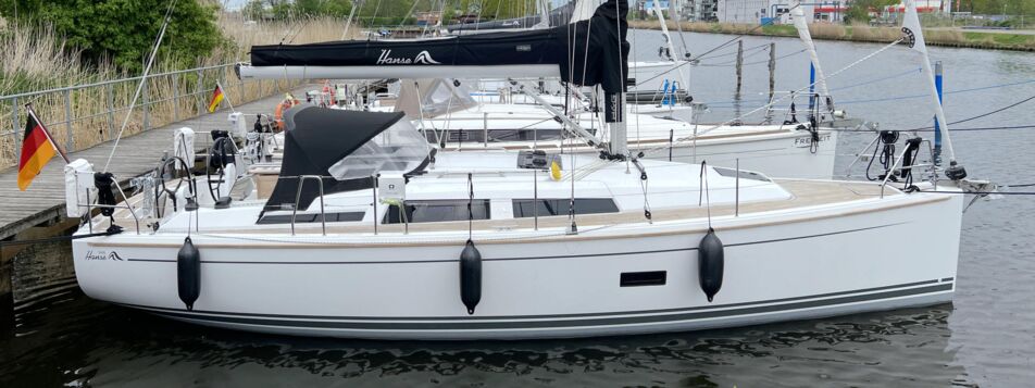 Backbord-Seitenprofil der Segelyacht Hanse 348 „Elea“ am Steg in Heiligenhafen – Yachtcharter Ostsee