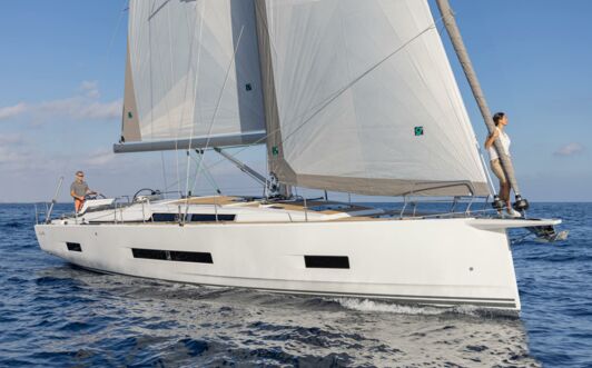 Steuerbord Aussenaufnahme einer Hanse 460 „KST867“ in Can Pastilla auf Mallorca