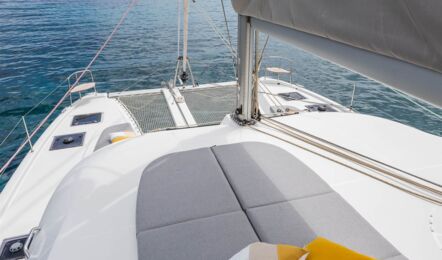 Liegepolster auf dem Deck einer Lagoon 38 vor Anker in einer Bucht (Werftbild) – Yachtcharter Mallorca