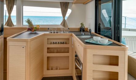 Pantry Innenaufnahme eines Katamarans Lagoon 42.3 in Rogoznica in Kroatien