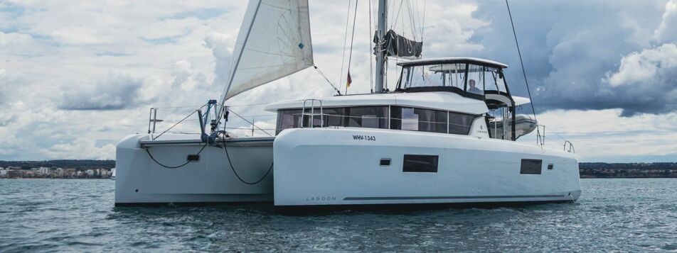 Bug Aussenaufnahme der Lagoon 42 „Marianne“ in Can Pastilla auf Mallorca