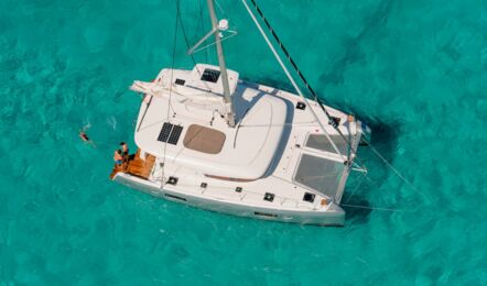 Deck Aussenaufnahme eines Katamarans Lagoon 42 auf Mallorca in Can Pastilla