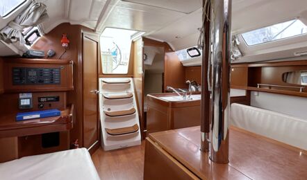 Salon Innenaufnahme der Oceanis 31 "Poldi" in Heiligenhafen