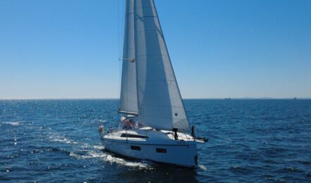 Frontale Bugansicht der Segelyacht Oceanis 34.1 „Fiete“ mit gehissten Segeln auf offener See vor Heiligenhafen – Yachtcharter Ostsee