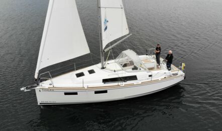 Oceanis-35-1-2-aussenaufnahme-01