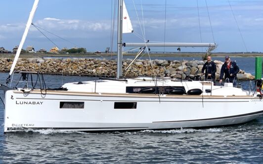 Backbordansicht der Oceanis 35.1 "Lunabay" in Barth