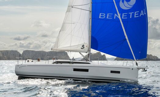 Backbord Aussenaufnahme einer Oceanis 37.1 in Pula in Kroatien