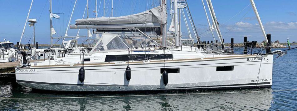 Seitenansicht der Segelyacht Oceanis 38.1 „Balosbay“ am Liegeplatz in Heiligenhafen – Yachtcharter Ostsee