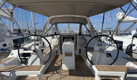 Blick ins Cockpit der Segelyacht Oceanis 38.1 „Nature“ mit zwei Steuerständen, Sprayhood, Targabügel, Bimini und Teakboden am Steg in Heiligenhafen – Yachtcharter Ostsee