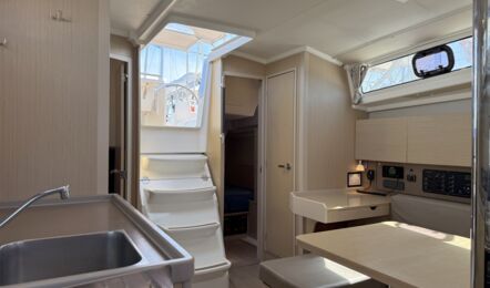 Blick von der Pantry durch den Salon der Segelyacht Oceanis 38.1 „Nature“ zur Achterkabine Backbord und zum Duschraum – Yachtcharter Ostsee