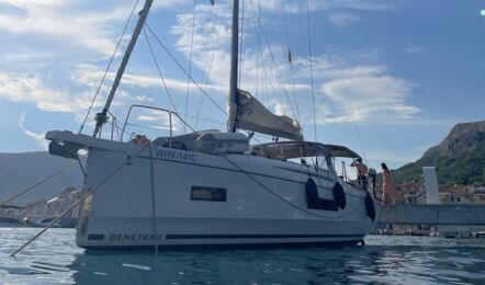 Bug Backbord Aussenaufnahme der Oceanis 40.1 „Elisa“ in Punat in Kroatien