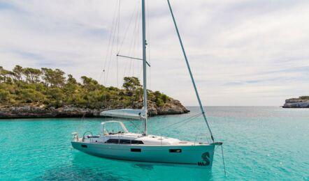 Steuerbord Bugaufnahme unter Anker einer Oceanis 41.1 in Heiligenhafen