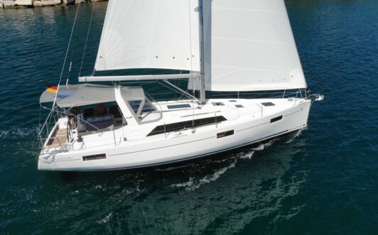 Steuerbord Aussenaufnahme unter Segeln der Oceanis 41.1 Frankfurt in Rogoznica in Kroatien