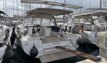 Backbord Heck Aussenaufnahme der Oceanis 46.1 „Artemis“ in Biograd in Kroatien
