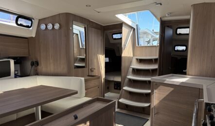 Blick von der Pantry durch den Salon der Segelyacht Oceanis 47 „Große Freiheit“ mit großem Kühlschrank in Richtung Achterkabinen – Yachtcharter Ostsee