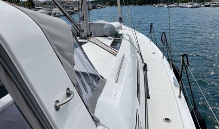 Blick über das Deck der Segelyacht Oceanis 51.1.3 „Marny“ neben dem Targabügel in die Marina Veruda in Pula – Yachtcharter Kroatien