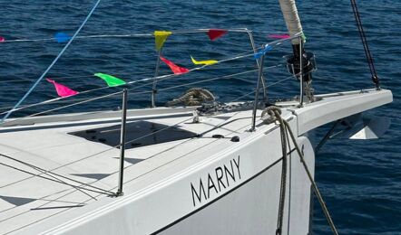 Bug der Segelyacht Oceanis 51.1.3 „Marny“ mit Bugspriet und azurblauem Wasser, im Hintergrund die Bucht von Rogoznica – Yachtcharter Kroatien