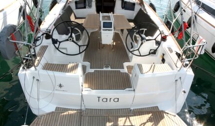 Blick aufs Cockpit und die offene Badeplattform der Segelyacht Sun Odyssey 389.2 „Tara" in Punat – Yachtcharter Kroatien