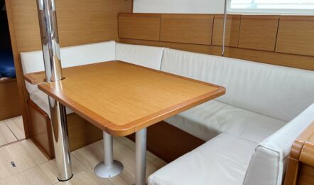Salontisch Innenaufnahme der Sun Odyssey 389 "Freiheit" in Greifswald