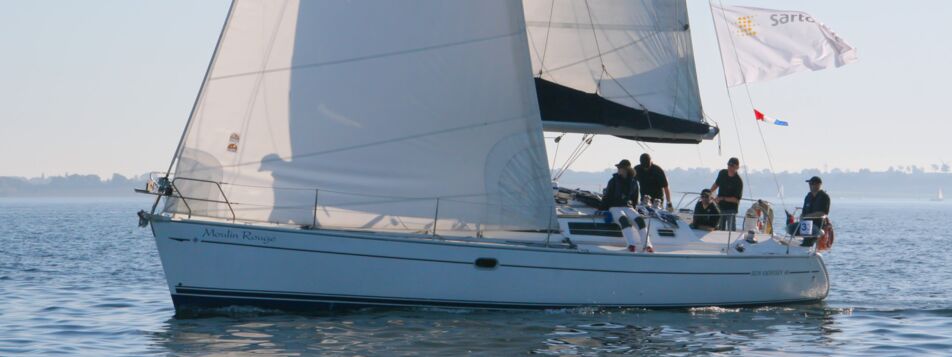 Backbord Aussenaufnahme der Sun Odyssey 40 "Moulin Rouge" in Barth