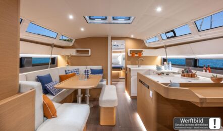 Heller Salon der Segelyacht Sun Odyssey 455 „Lemon“ mit hellem Holzausbau, offener Pantry und Blick zum Vorschiff – Yachtcharter Kroatien