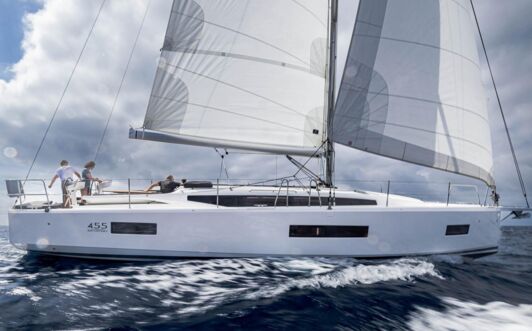 Eine Sun Odyssey 455 unter Segeln auf offener See in Steuerbordansicht (Werftbild) – Yachtcharter Kroatien
