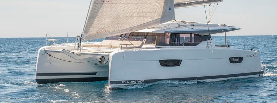 Backbord Bugaufnahme unter Segeln eines Katamarans Astrea 42 in Rogoznica in Kroatien