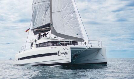 Segelnder Katamaran Bali 4.0 „Escape“ in Bug- und Seitenansicht vor Mallorca – Yachtcharter Mallorca