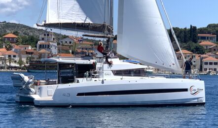 Steuerbord Aufnahme unter Segeln in Fahrt des Katamarans Bali 4.3 Carpe Ventum in Rogoznica in Kroatien