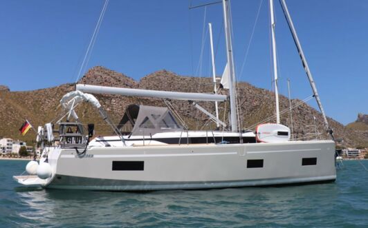 Steuerbord Aussenaufnahme der Bavaria C38 „Levante“ in Palma auf Mallorca