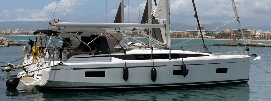 Steuerbord Aussenaufnahme der Bavaria C42 „Blue Eyes“ in Palma auf Mallorca