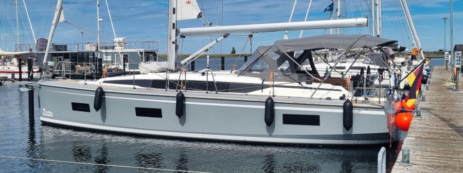 Grauer Rumpf der Segelyacht Bavaria C42 „Zazu“ in der Seitenansicht am Steg in Heiligenhafen – Yachtcharter Ostsee