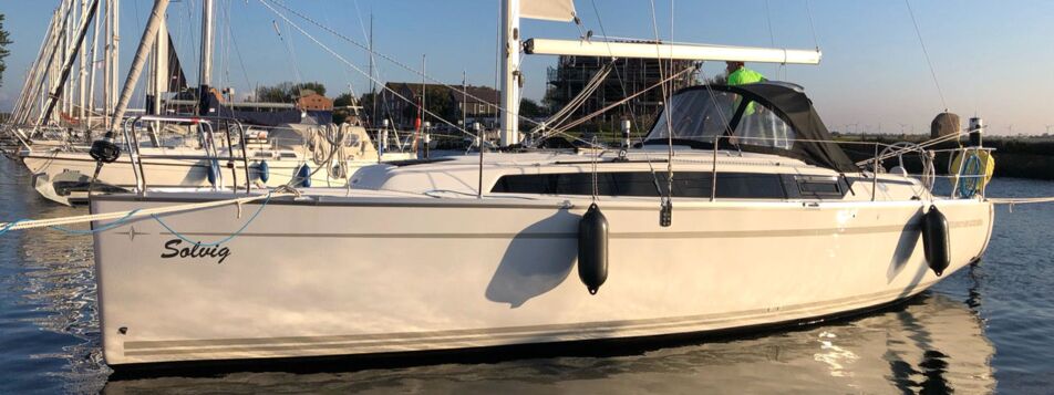 Bugansicht der Segelyacht Bavaria cruiser 34.2 „Solvig“ am Liegeplatz in Heiligenhafen – Yachtcharter Ostsee