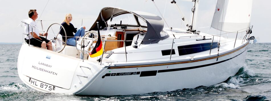 Heck Steuerbord Aussenaufnahme der Bavaria cruiser 34 „Larabay“ in Heiligenhafen
